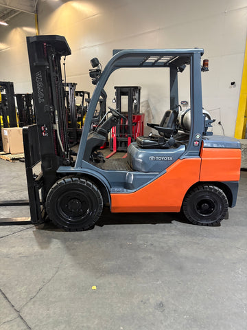 2021 TOYOTA 8FGU30 6000 LB LP GAS FORKLIFT PNEUMATIC 88/187 3 STAGE MAST SIDE SHIFTER 3,480 HOURS STOCK # BF9152899-BUF