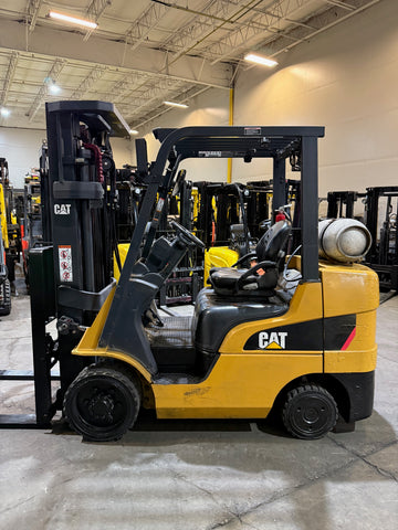 2019 CATERPILLAR 2C6000 6000 LB LP GAS FORKLIFT CUSHION 82/185" 3 STAGE MAST SIDE SHIFTER ORIGNAL PAINT 2473 HOURS STOCK # BF985239-BUF - United Lift LLC