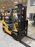 2019 CATERPILLAR 2C6000 6000 LB LP GAS FORKLIFT CUSHION 82/185" 3 STAGE MAST SIDE SHIFTER ORIGNAL PAINT 2473 HOURS STOCK # BF985239-BUF - United Lift LLC