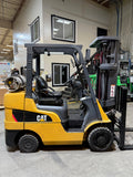 2019 CATERPILLAR 2C6000 6000 LB LP GAS FORKLIFT CUSHION 82/185" 3 STAGE MAST SIDE SHIFTER ORIGNAL PAINT 2473 HOURS STOCK # BF985239-BUF - United Lift LLC