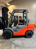 2020 TOYOTA 8FGU32 6500 LB LP GAS FORKLIFT PNEUMATIC 88/187 3 STAGE MAST 360 ROTATING FORK CLAMP INSTALLED 993 HOURS STOCK # BF9199329-BUF