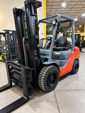 2020 TOYOTA 8FGU32 6500 LB LP GAS FORKLIFT PNEUMATIC 88/187 3 STAGE MAST 360 ROTATING FORK CLAMP INSTALLED 993 HOURS STOCK # BF9199329-BUF