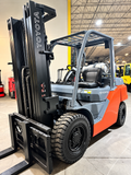 2020 TOYOTA 8FG40U 9000 LB LP GAS FORKLIFT PNEUMATIC 89/187" 3 STAGE MAST 1215 HOURS SIDE SHIFTER STOCK # BF9218879-BUF