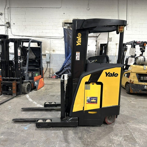 2022 YALE NR035DC 3500 LB ELECTRIC REACH FORKLIFT 87/191" 3 STAGE MAST SIDE SHIFTER 988 HOURS STOCK # BF9147159-OHMM