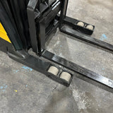 2022 YALE NR035DC 3500 LB ELECTRIC REACH FORKLIFT 87/191" 3 STAGE MAST SIDE SHIFTER 988 HOURS STOCK # BF9147159-OHMM