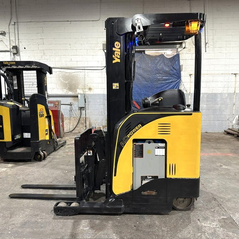 2022 YALE NR045EB 4500 LB ELECTRIC NARROW AISLE REACH FORKLIFT 95/212 3 STAGE MAST SIDE SHIFTER 4319 HOURS STOCK # BF9123929-OHMM