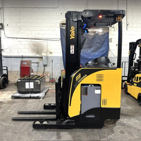 2021 YALE NR045EB 4500 LB ELECTRIC NARROW AISLE REACH FORKLIFT 95/212 3 STAGE MAST SIDE SHIFTER 6995 HOURS STOCK # BF992719-OHMM