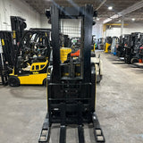 2021 YALE NR045EB 4500 LB ELECTRIC NARROW AISLE REACH FORKLIFT 95/212 3 STAGE MAST SIDE SHIFTER 6995 HOURS STOCK # BF992719-OHMM