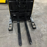2021 YALE NR045EB 4500 LB ELECTRIC NARROW AISLE REACH FORKLIFT 95/212 3 STAGE MAST SIDE SHIFTER 6995 HOURS STOCK # BF992719-OHMM