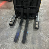 2021 YALE NR045EB 4500 LB ELECTRIC NARROW AISLE REACH FORKLIFT 95/212 3 STAGE MAST SIDE SHIFTER 4726 HOURS STOCK # BF9119529-OHMM