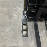 2021 YALE NR045EB 4500 LB ELECTRIC NARROW AISLE REACH FORKLIFT 95/212 3 STAGE MAST SIDE SHIFTER 6995 HOURS STOCK # BF992719-OHMM
