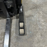 2021 YALE NR045EB 4500 LB ELECTRIC NARROW AISLE REACH FORKLIFT 95/212 3 STAGE MAST SIDE SHIFTER 6995 HOURS STOCK # BF992719-OHMM