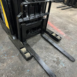 2022 YALE NR045EC 4500 LB ELECTRIC NARROW AISLE REACH FORKLIFT 95/210 3 STAGE MAST SIDE SHIFTER 743 HOURS STOCK # BF9154739-OHMM